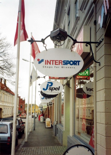 Jämte JP Spel låg en Intersport-butik som drevs av Jens och vännen Jonas. De var landets yngsta Intersport-handlare 1997.