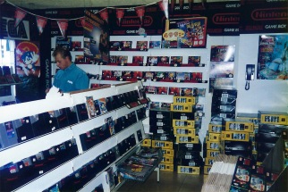 PlayStation tar plats i butiken på Allgatan i Simrishamn dagen innan release. Jonas Nilsson som packar ordrar ansvarade under 1996 när Jens gjorde militärtjänsten.